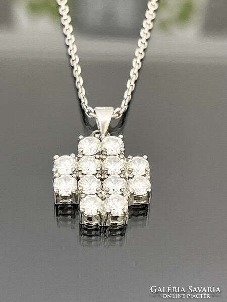 Dazzling silver necklace and pendant