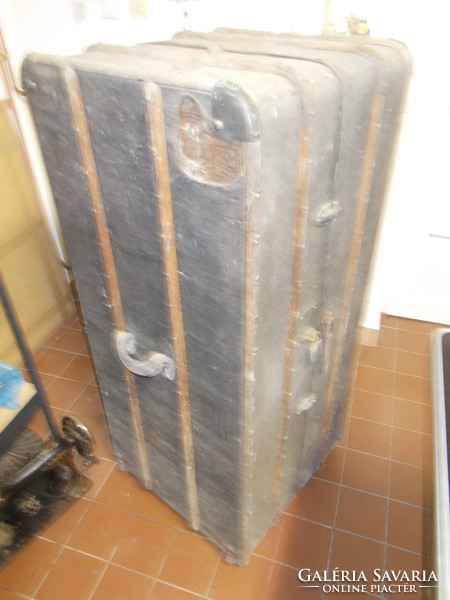 Huge travel trunk, ship trunk, travel trunk
