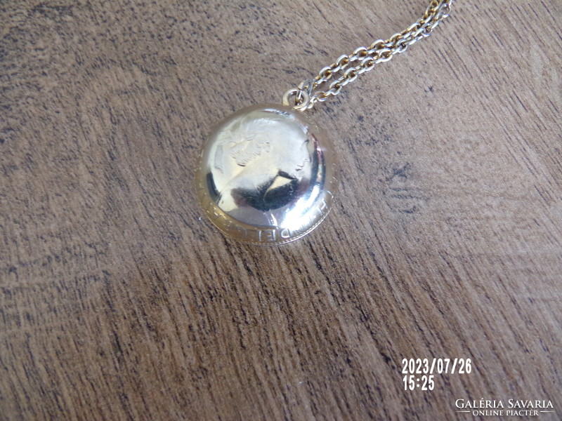 A special necklace with an interesting spherical pendant