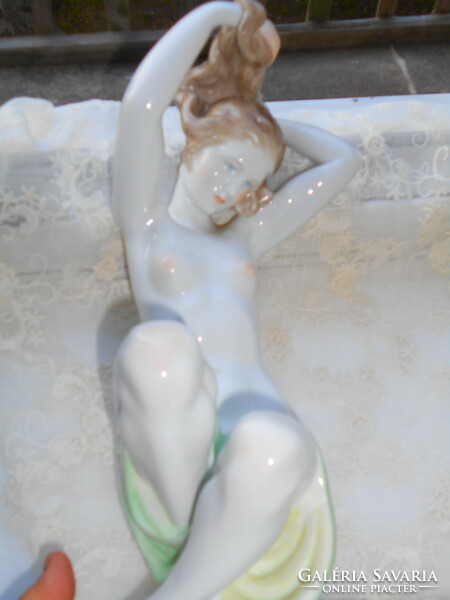 Herendi fésülködő  akt figura.--36 cm Lux Elek