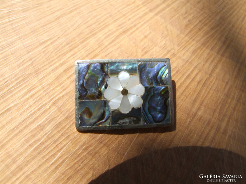 Handmade bijou brooch with mother-of-pearl (220701)