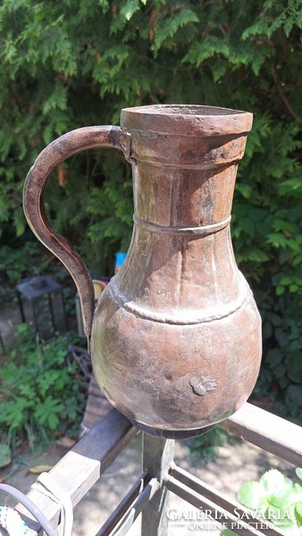 Antik bronz kézi kalapált bronz korsó.Mérete: 28 cm.