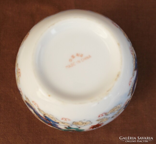 Oriental porcelain storage box with lid