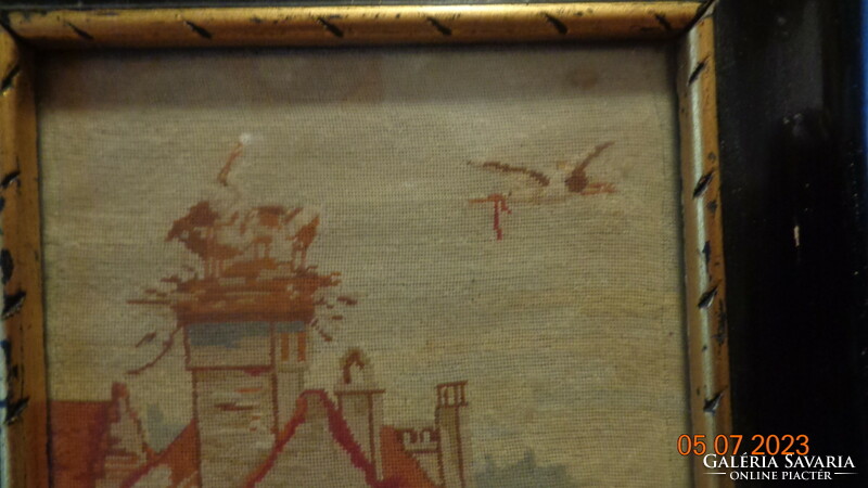 Tájkép , gólya életkép  a kéményen , szőttes , szép kerettel , 20 x 17 cm