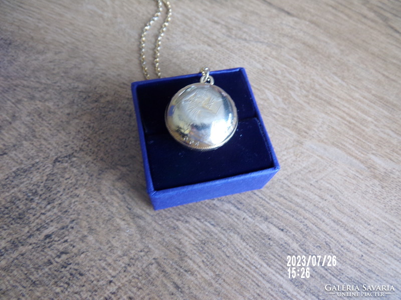 A special necklace with an interesting spherical pendant