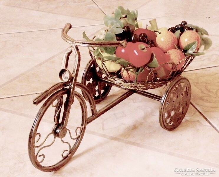 Wicker basket fruit holder tricycle, for garden or rustic style decoration