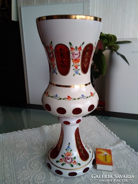 Cseh Bieder serleg váza többrétegű hántolt üveg, kézi festett mintával.