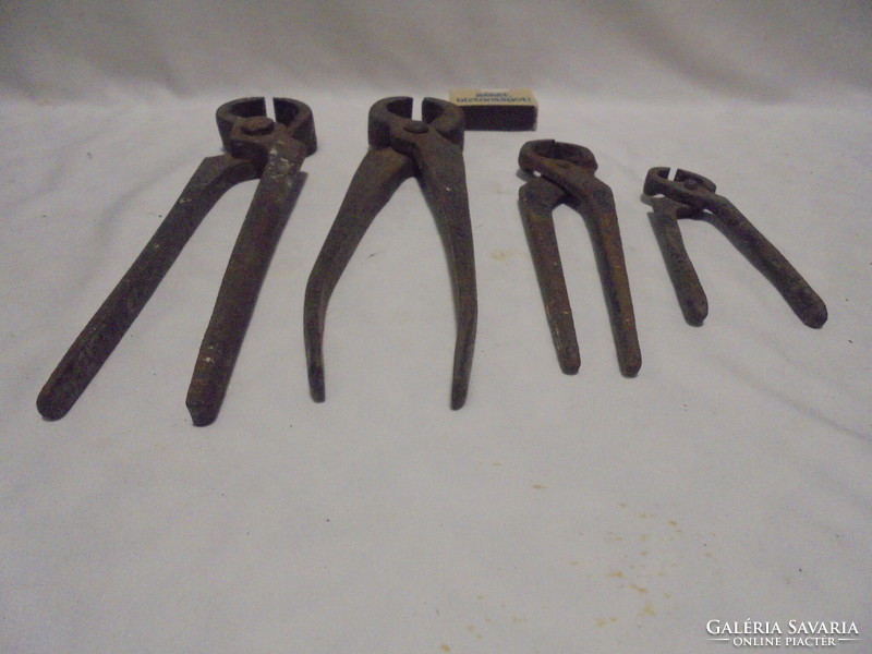 Négy darab régi, kovácsoltvas harapófogó - együtt