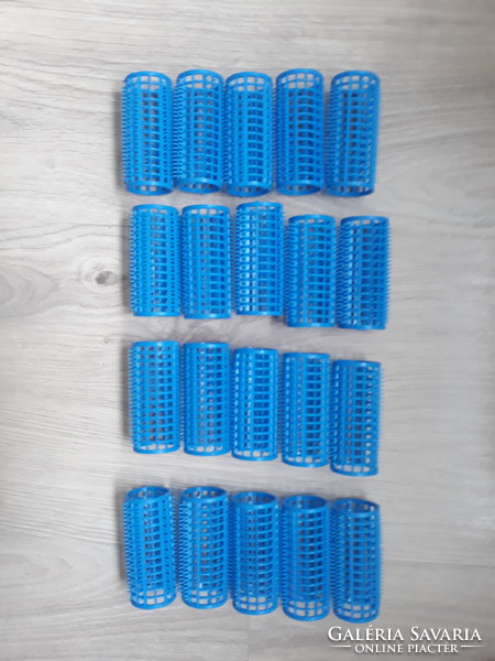 20 plastic curlers (medium size)