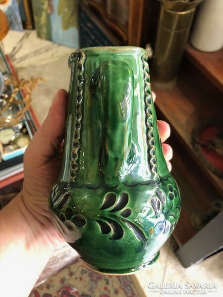 Mezőtúri zöld, fekete mázas kétfülű váza, 16 cm-es magasságú.