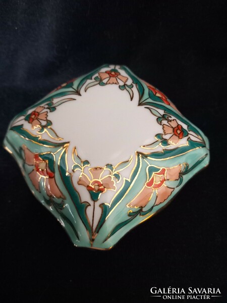 Beautiful Zsolnay small bonbonnier with Persian pattern, richly painted, new, in perfect condition