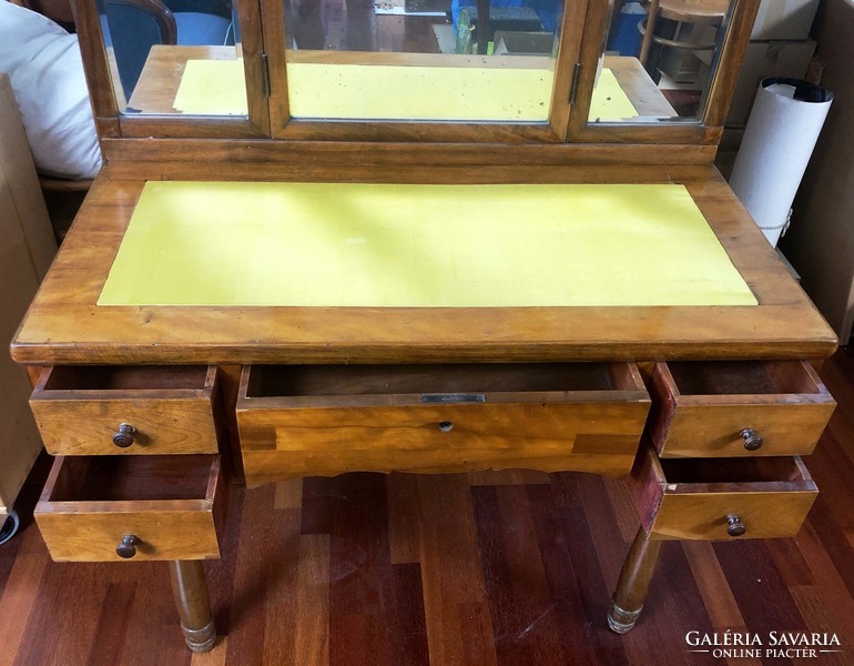 Dressing table with drawer and three-part mirror