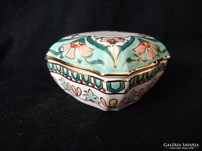 Beautiful Zsolnay small bonbonnier with Persian pattern, richly painted, new, in perfect condition