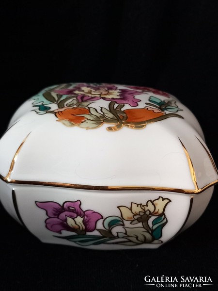 A large bonbonnier with a wonderful Zsolnay lily pattern, richly painted, new, in perfect condition