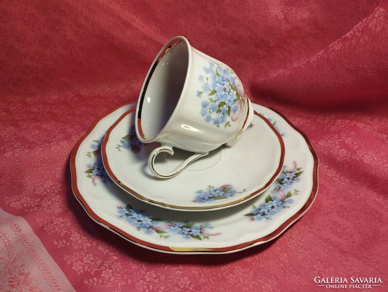 Beautiful 3-piece porcelain breakfast dish with daisy bow