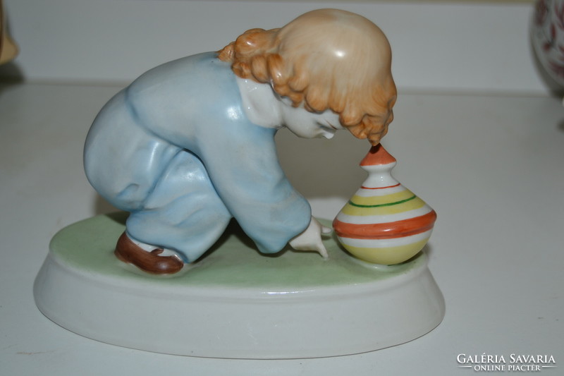 Zsolnay porcelán búgócsigával játszó gyermek