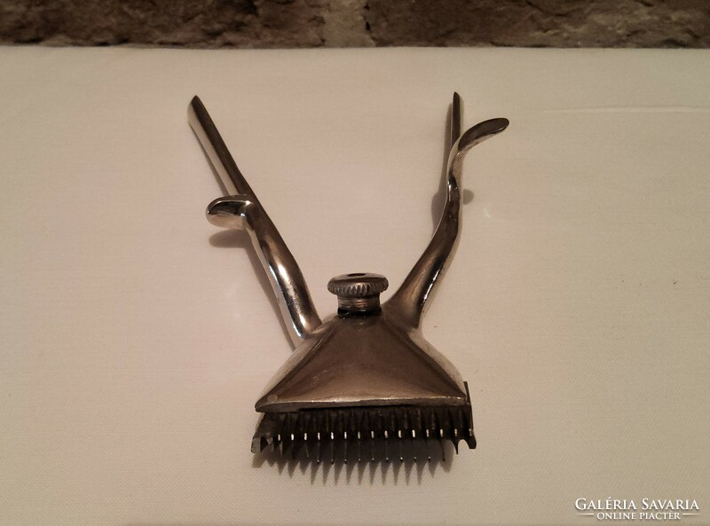 Old metal hand clipper