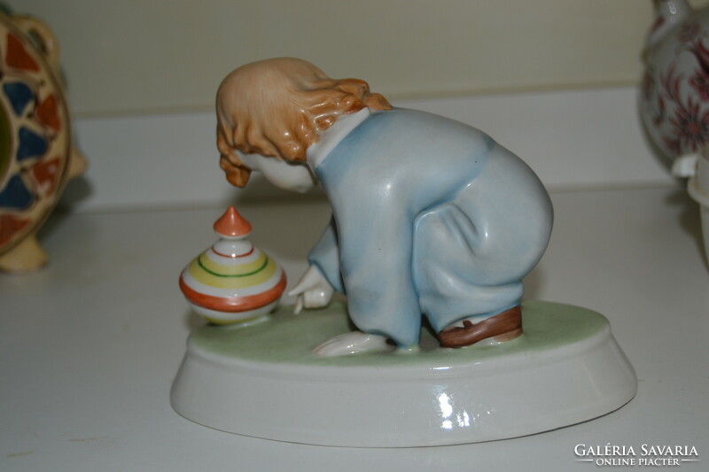 Zsolnay porcelán búgócsigával játszó gyermek