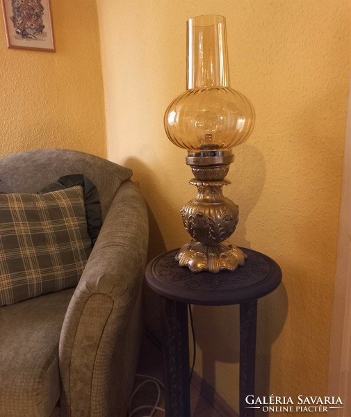 Elegáns rézöntvény asztali lámpa