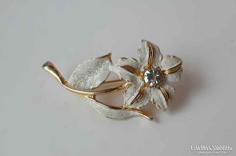 Vintage gold plated enamel flower brooch