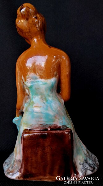 DT/338 – Ismeretlen keramikus – Színesruhás hölgy mázas kerámia
