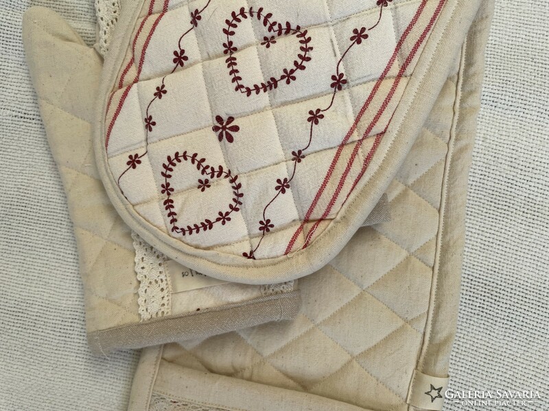 Rustic oven mitts and pot holder set