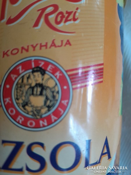 The crown of wines is a box with a Croatian rose raisin logo