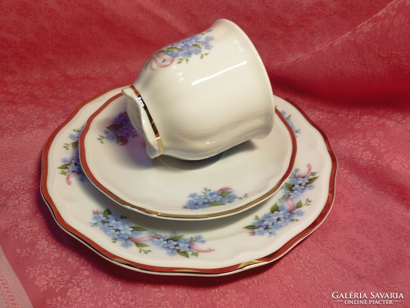 Beautiful 3-piece porcelain breakfast dish with daisy bow