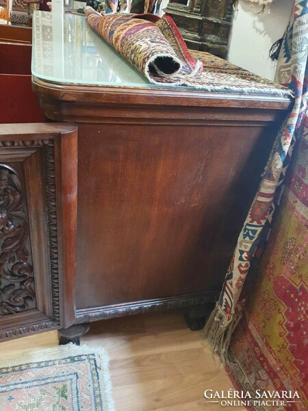 Pewter sideboard with 3 drawers and 2 pull-out marble sideboards. Glass with a sheet on top. Right for his age