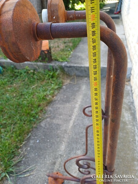 Huge cast iron wall arm, wall lamp outdoor indoor. Wall chandelier. Decorative back plate, the arm 1m10 cm