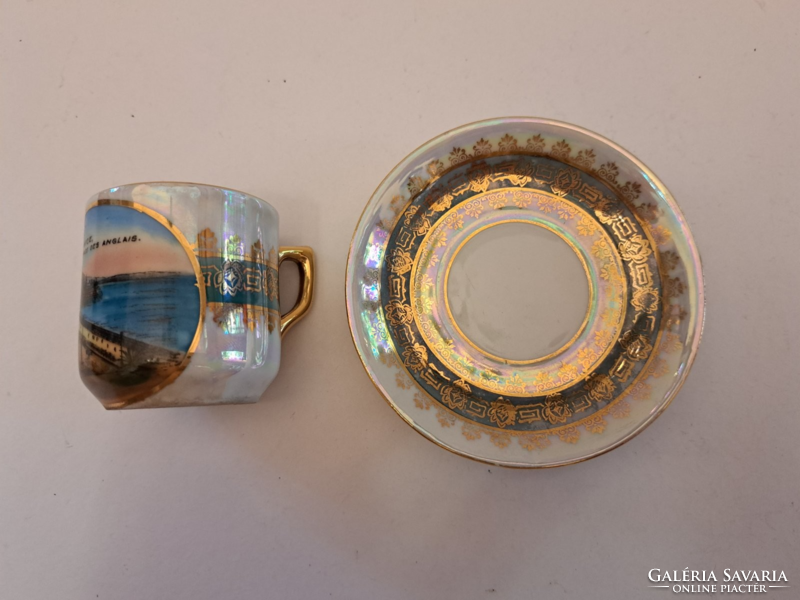 Porcelán emléktárgy, antik túrisztikai csésze aljal, Nice, Franciaország