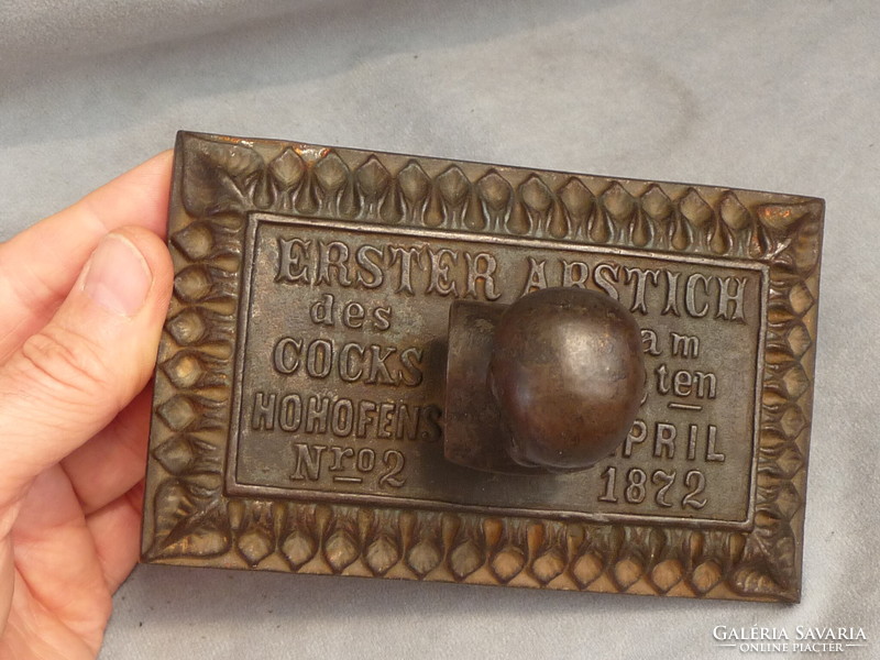 Antik öntöttvas levélnehezék figurális szobrocska fogóval vaöntöde első öntés emlék 1872 ből