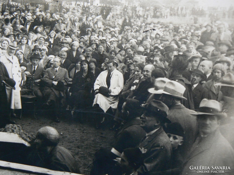 MEZŐKÖVESD, FOTÓ RITKASÁG, A GIMNÁZIUM UDVARA (18X24 cm) 1930 KÖRÜL (VALAMILYEN ÜNNEPSÉG)