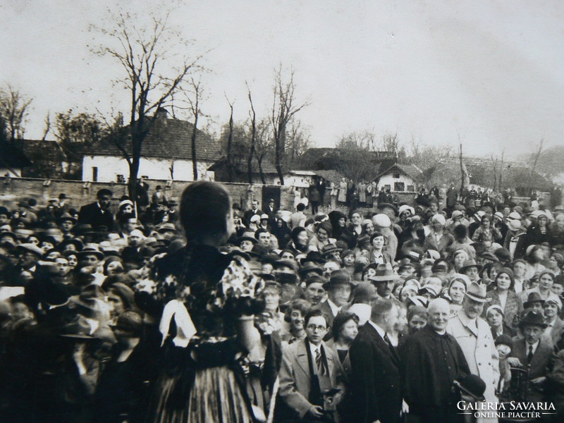 MEZŐKÖVESD, FOTÓ RITKASÁG, A GIMNÁZIUM UDVARA (18X24 cm) 1930 KÖRÜL (VALAMILYEN ÜNNEPSÉG)