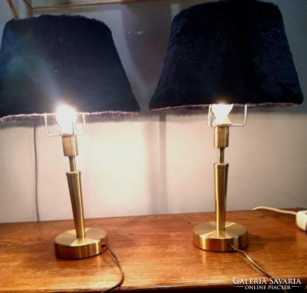 A pair of unique design hair-trimmed table lamps is negotiable