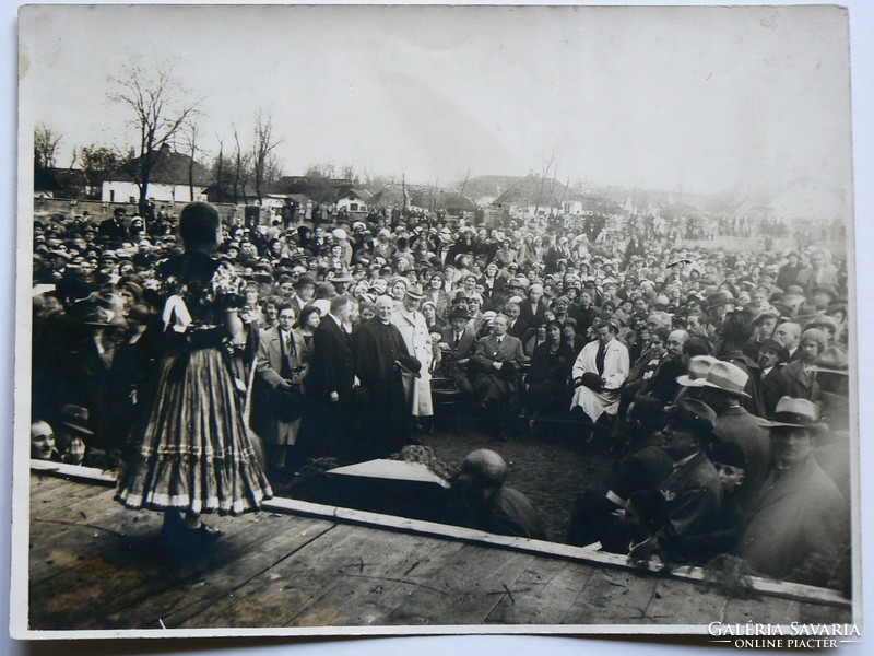MEZŐKÖVESD, FOTÓ RITKASÁG, A GIMNÁZIUM UDVARA (18X24 cm) 1930 KÖRÜL (VALAMILYEN ÜNNEPSÉG)