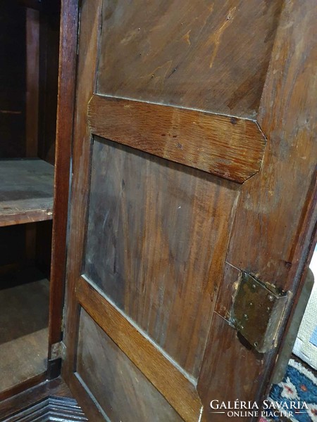 Antik Flamand nagy szekrény, kovácsolt vas pántokkal. Gyönyörű kézi faragásokkal. Korának megfelelő