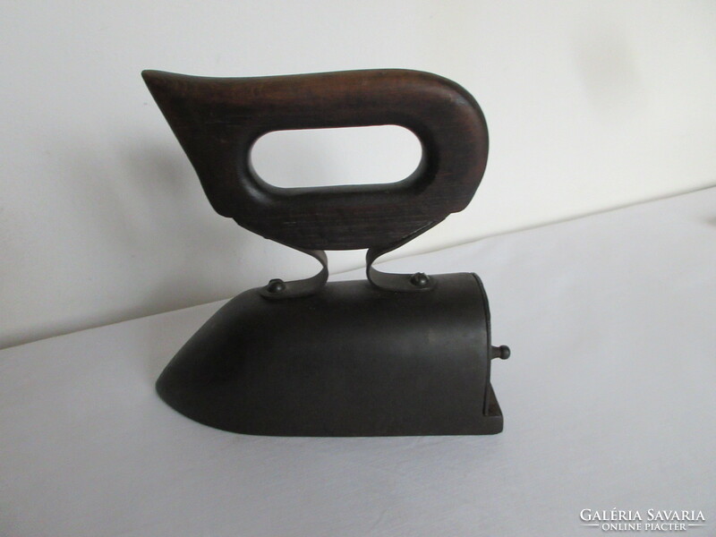 Antique, large-sized, iron insert, cast iron iron. Negotiable!