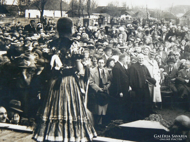 MEZŐKÖVESD, FOTÓ RITKASÁG, A GIMNÁZIUM UDVARA (18X24 cm) 1930 KÖRÜL (VALAMILYEN ÜNNEPSÉG)