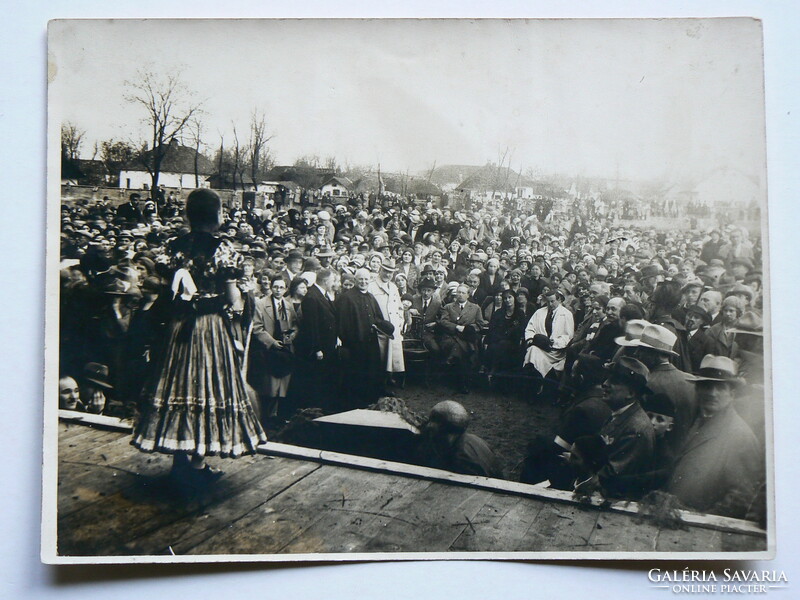 MEZŐKÖVESD, FOTÓ RITKASÁG, A GIMNÁZIUM UDVARA (18X24 cm) 1930 KÖRÜL (VALAMILYEN ÜNNEPSÉG)