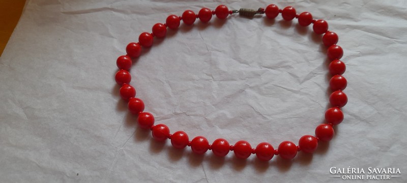 Retro red plastic pearl necklace
