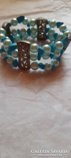 Bracelet with three rows of blue pearls