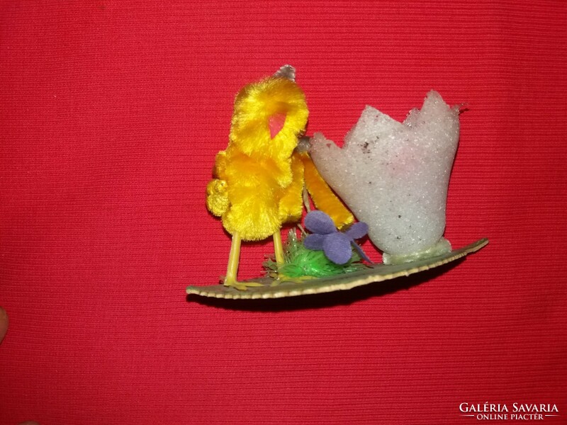 Antik húsvéti asztaldísz tojástartóval és drótvázas kis csibével a képek szerint