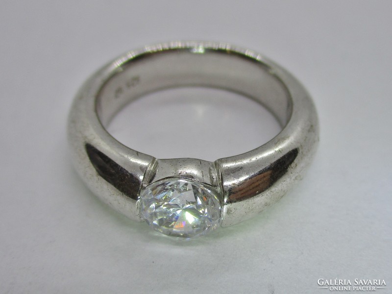 Elegáns ezüstgyűrű nagyobb fehér kővel