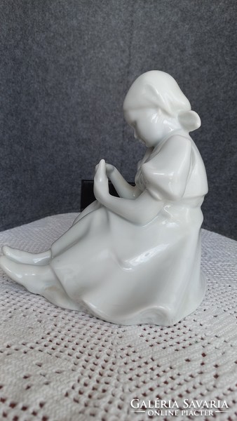 Zsolnay, fehér porcelán Libatömő lány, jelzetlen, sérülésmentes, 17 cm magas, aljának átm.: 15 cm.