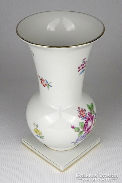 1N704 Régi hibátlan virág mintás talpas Herendi porcelán váza 16.5 cm