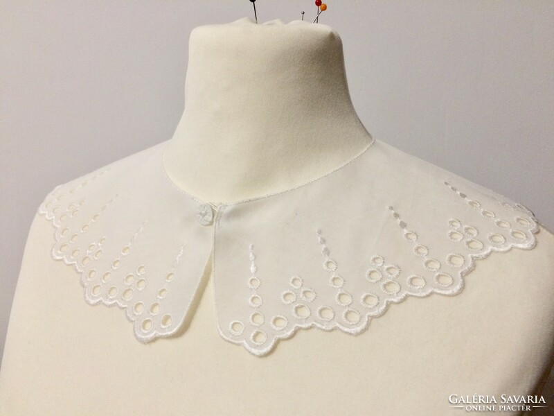 Vintage embroidered collar