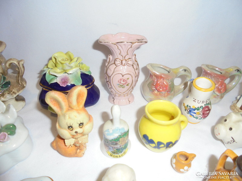 Porcelán, kerámia és egyéb apróságok, figurák, kis vázák, stb. - együtt