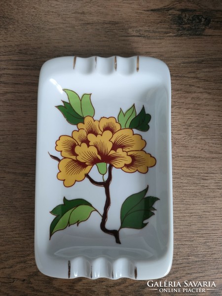A porcelain ashtray with floral pattern from Höllóháza