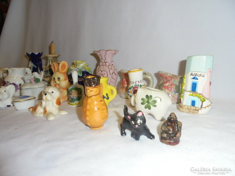 Porcelán, kerámia és egyéb apróságok, figurák, kis vázák, stb. - együtt
